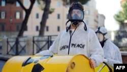 Італійські активісти Greenpeace протестують проти розвитку атомної енергетики у країні, Рим, 2009 рік