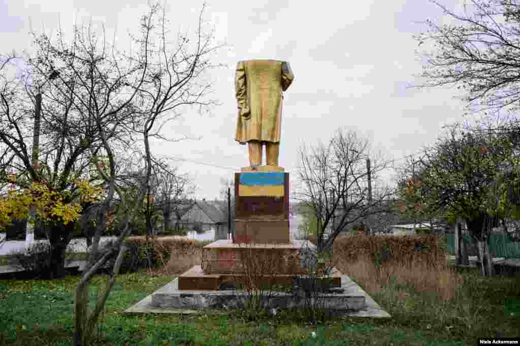 Зрізаний пам’ятник Леніну в Одеській області У своїх проектах Акерман і Гобер використовували голоси українців, яких вони зустрічали під час «полювання на Ленінів». Акерман повідомив, що «важливо було показати, що існує не одна думка стосовно декомунізації в Україні, а 42 мільйони думок»