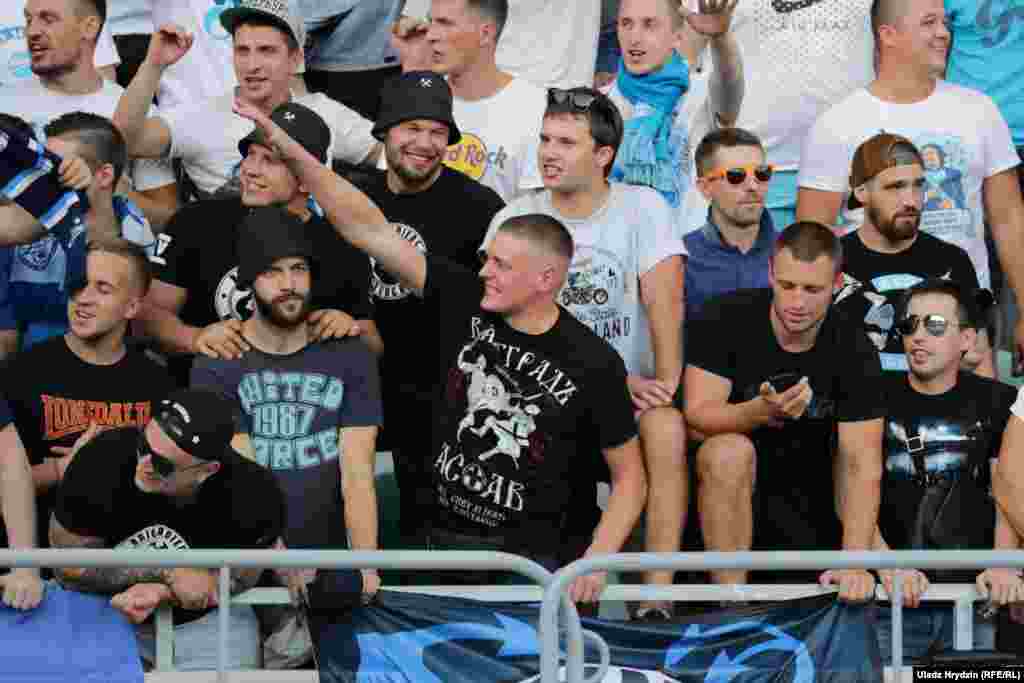 Адзін з фанатаў «Зэніту» робіць жэст, які нагадвае нацысцкі салют.