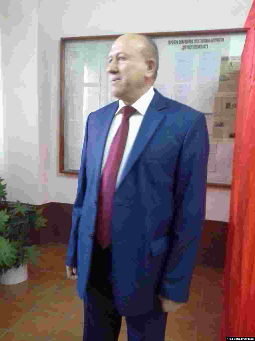 Толиббек Бухориев, номзад ба мақоми президентӣ аз ҳизби аграрии Тоҷикистон дар нуқтаи раъйдиҳӣ.
