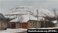 Засніжений терикон у Кремінній, Луганська область