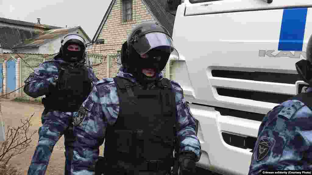 Обшуки проводять співробітники відразу декількох відомств: МВС Росії, ФСБ і Росгвардії