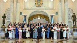 Қазақстан президенті Қасым-Жомарт Тоқаев (ортада) БАҚ саласы қызметкерлерін марапаттау рәсіміне қатысушылармен бірге түскен сурет. Ақорда, 24 маусым, 2025 жыл.