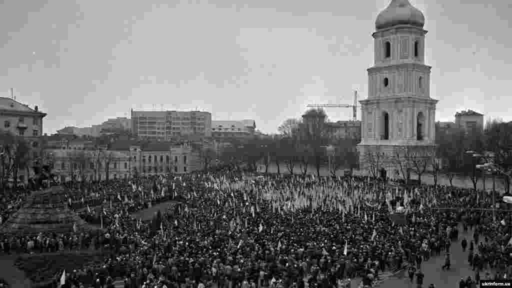 Участники акции после её завершения собираются на Софийской площади в Киеве, чтобы отметить годовщину Украинской республики 