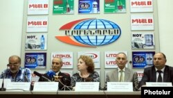 Представители нацменьшинств на пресс-конференции представляют послание, Ереван, 4 июня 2015 г․
