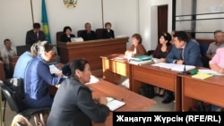 Ақтөбедегі "мұнай ұрлығы" ісіне шыққан үкім бойынша апелляциялық сот отырысына қатысушылар. 24 қыркүйек 2018 жыл.