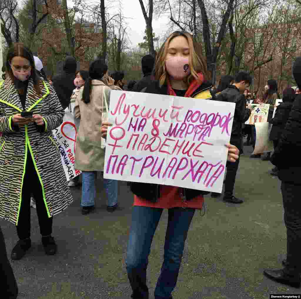 По словам организаторов, они подавали около 50–60 заявок в акимат, чтобы согласовать женский марш. Только 13 февраля 2021 года шествие было согласовано с властями. 