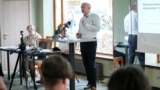 На канфэрэнцыі ў Вільні выступае Павел Сапелка.