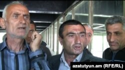 Գայ գյուղի բնակիչները բողքում են նախագահի նստավայրի դիմաց, 16 մայիս, 2011