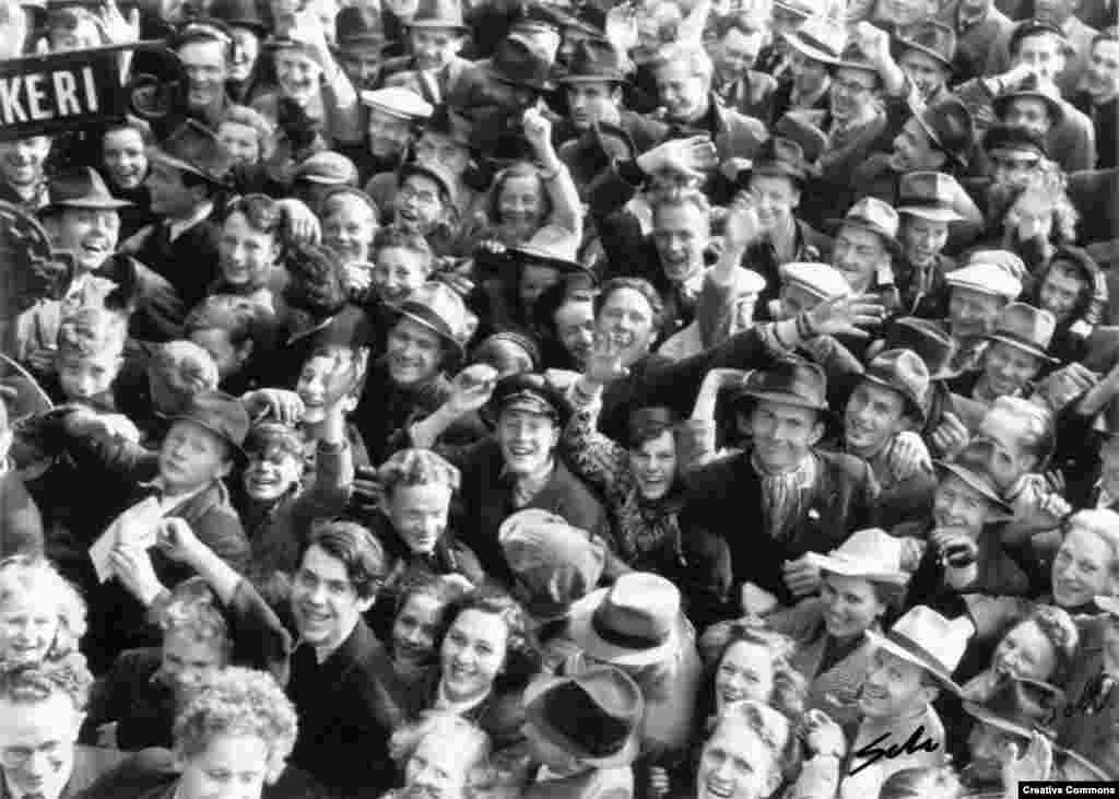 Юрба в Трондхаймі в Норвегії, 8 травня 1945 року. Норвегія пробула під нацистською окупацією п'ять років