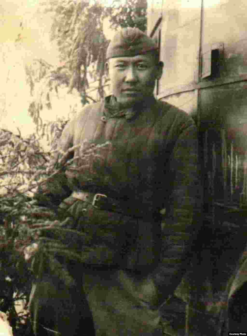 1943-жылы 5-апрелде Орел, 1943-жылы 25-сентябрда Смоленск (Орусия), 1944-жылы 24-июлда Витебск (Беларус), 1944-жылы 8-октябрда Шаулей (Литва) шаарларын, 1944-жылы 23-октябрда Чыгыш Пруссияны, 1945-жылы 9-апрелде Кёнигсберг калаасын бошоткондугу үчүн бир катар орден-медалдар менен сыйланган. Согуштан кийин да бир катар сыйлыктарды алган. Маселен, 1946-жылы 7-июлда Германияны бошоткондугу үчүн, 1985-жылы Улуу Ата Мекендик согуштун экинчи даражадагы орденин алган. Бардыгы болуп 14 орден-медал менен сыйланган экен. 