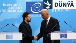 Ukrainanyň prezidenti Wolodymyr Zelenski (çepde) we Ýewropa Geňeşiniň baş sekretary Alen Berset
