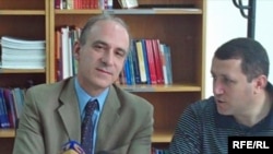 ՀԲ-ի երեւանյան գրասենյակի ղեկավար Արիստոմենե Վարուդակիսը (ձախից) լրագրողների հետ հանդիպմանը 