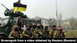 Військовослужбовці 131-го окремого розвідувального батальйону Сухопутних військ ЗСУ святкують звільнення від армії РФ міста Снігурівки, що на Миколаївщині. Снігурівка, 10 листопада 2022 року, ілюстративне фото
