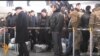 Армения - Отбывающие на заработки в Россию граждане Армении в ереванском аэропорту (архив)