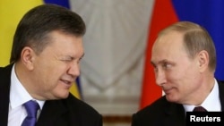 Виктор Янукович (слева) и президент России Владимир Путин