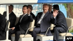 Президент Росії Дмитро Медведєв (зліва) та Білорусі Олександр Лукашенко позують фотографам під час неофіційного саміту СНД в Чолпон-Аті (250 км від Бішкека), Киргизстан, 31 липня 2009 року.
