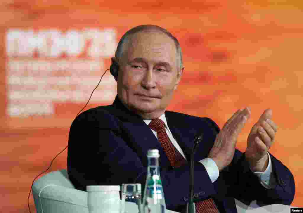 Президент России Владимир Путин аплодирует во время пленарного заседания Петербургского международного экономического форума (ПМЭФ) в Санкт-Петербурге, Россия, 20 июня 2025 года. REUTERS/Антон Ваганов